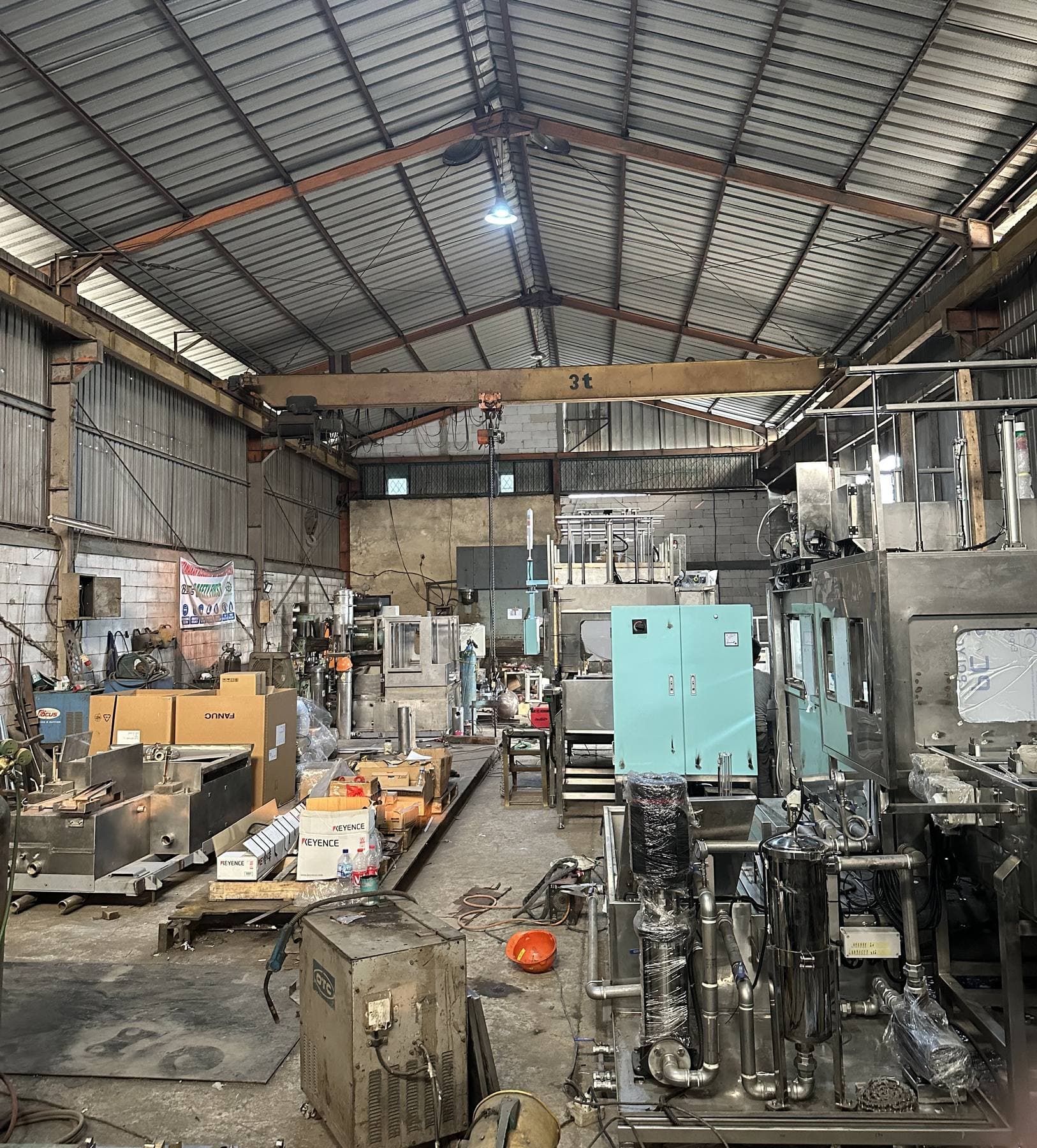 Lantai bengkel di bawah overhead crane 3 ton