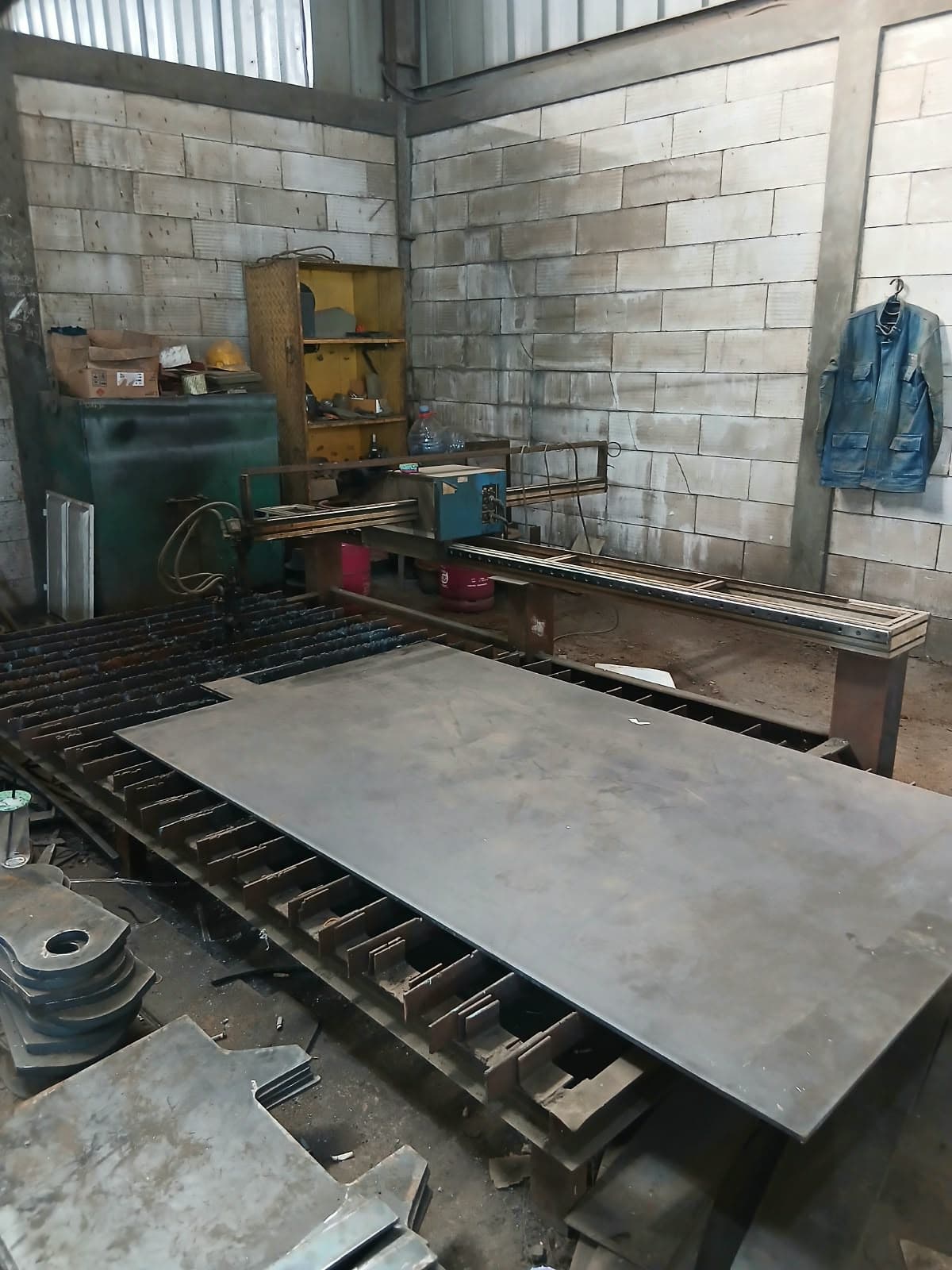 Plat baja di atas meja potong CNC plasma