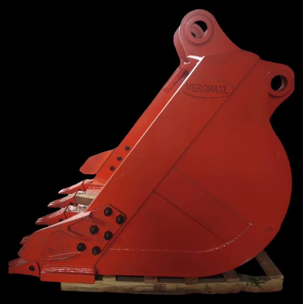 Rock bucket merah dengan cutting edge, side cutter, dan kuku sistem baut