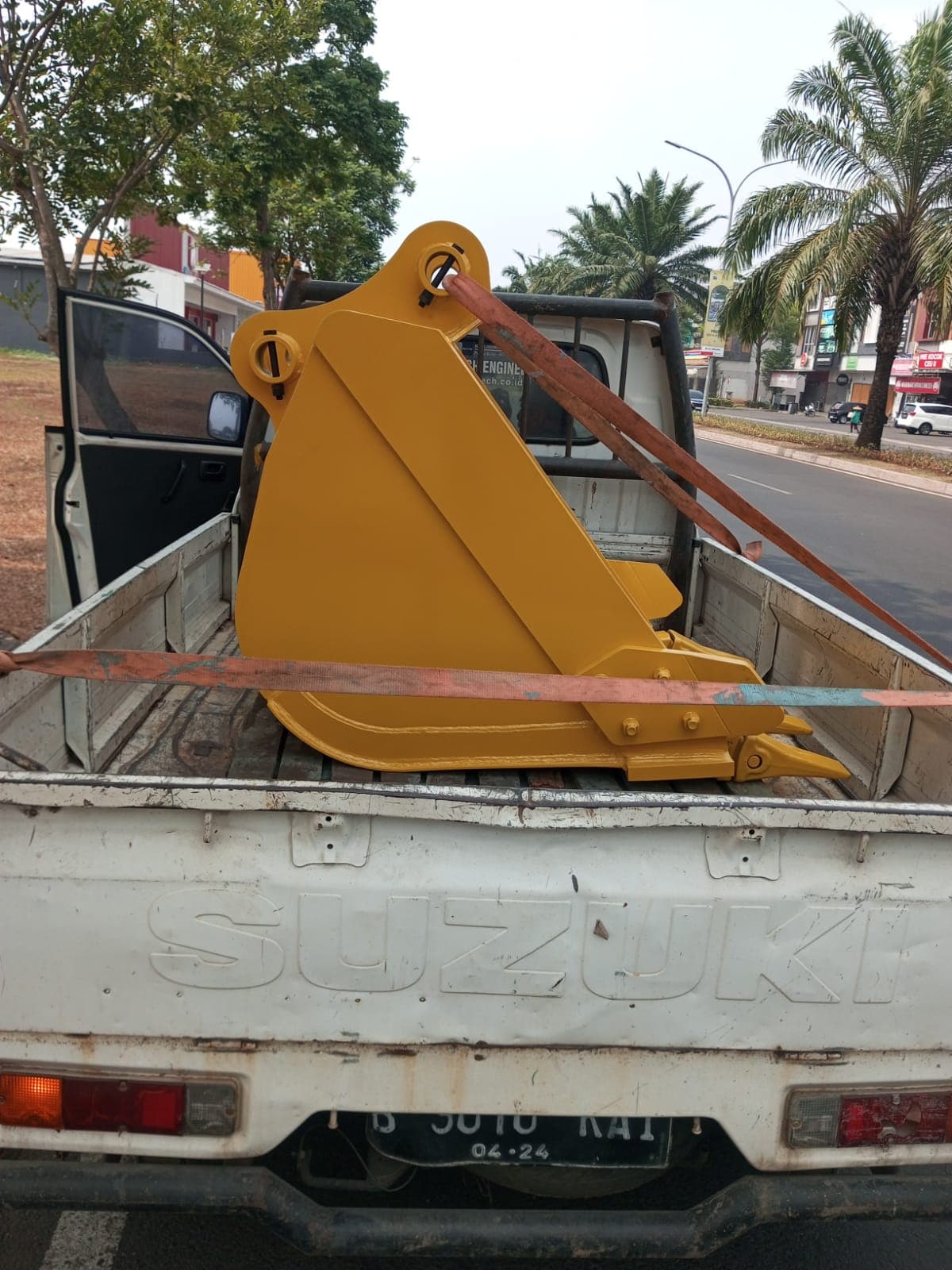 Bucket jadi diikat di truk untuk dikirim